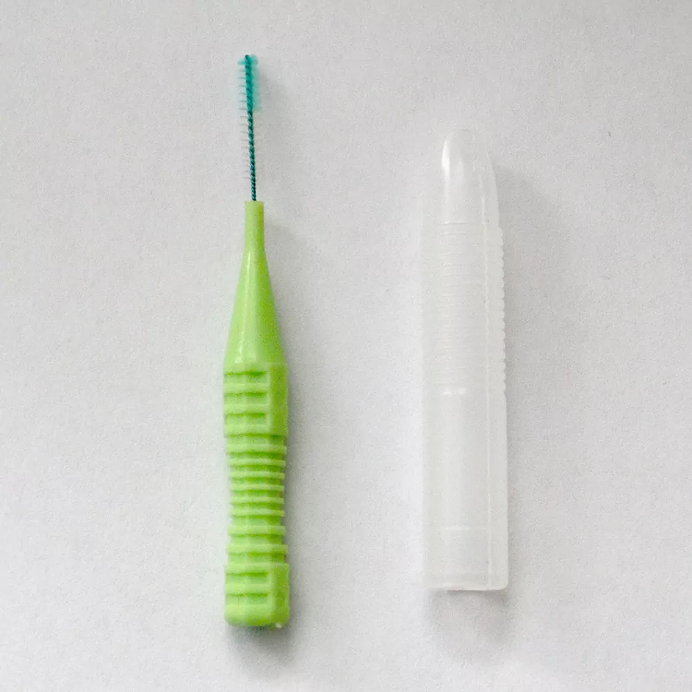 Periuta interdentara cu maner din plastic